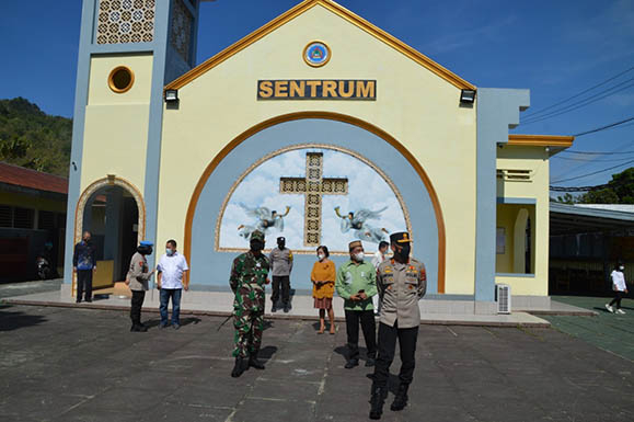 Untuk memastikan keamanan saat umat kristiani melaksanakan ibadah Paskah, Komandan Korem 133/Nani Wartabone Brigjen TNI Bagus Antonov Hardito, bersama Kapolda Gorontalo Irjen Pol Dr. Akhmad Wiyagus, melaksanakan Briefing untuk pemantauan Gereja, bertempat di Rumah Dinas Kapolres Kota Gorontalo Jl. P. Kalengkongan, Hulonthalangi - Kota Gorontalo, Minggu (4/4/2021).