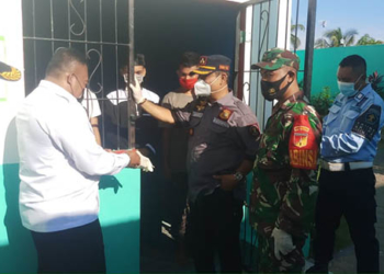 Divisi Pemasyarakatan (Divpas), Kantor Wilayah (Kanwil) kementerian Hukum dan Hak Asasi Manusia (Kemenkumham) Provinsi Gorontalo didampingi Kepala LPKA Kelas IIA Gorontalo, Kurnia Panji Pamekas (kemeja putih) saat penggeledahan besar-besaran di Lembaga Pembinaan Khusus Anak (LPKA) Gorontalo, Rabu (7/4/2021)