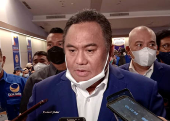 Wakil Ketua DPR RI, Rachmat Gobel, memberikan keterangan saat diwawancarai awak media. Foto: Lukman Polimengo/mimoza.tv