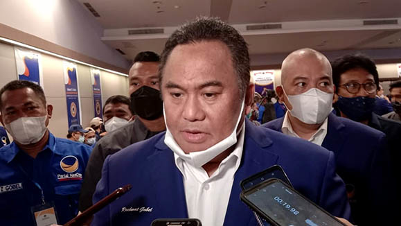 Wakil Ketua DPR RI, Rachmat Gobel, memberikan keterangan saat diwawancarai awak media. Foto: Lukman Polimengo/mimoza.tv