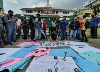 Ikatan Wartawan Online Sumatera Utara saat menggelar unjuk rasa damai, memprotes pengusiran wartawan di Kantor Wali Kota Medaqn.