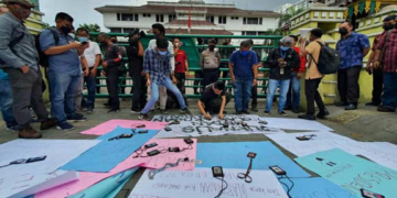 Ikatan Wartawan Online Sumatera Utara saat menggelar unjuk rasa damai, memprotes pengusiran wartawan di Kantor Wali Kota Medaqn.