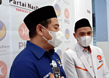 Ketua DPW PKS Gorontalo, Adnan Entengo bersama Ketua DPW Nasdem Gorontalo, Hamim Pou, saat diwawancarai wartawan.