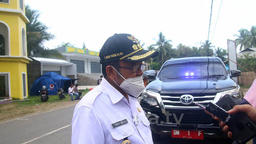 Bupati Gorontalo Utara, Indra Yasin saat diwawancara awak media usai meninjau pos perbatasan antar Provinsi Gorontalo dan Sulawesi Utara.