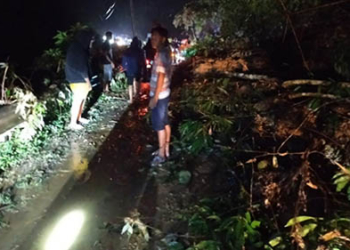 Doto screenshoot, longsor ji jalan Trans Sulawesi, tepatnya di Desa labanu, kecamatan Tibawa, Kabupaten Gorontalo.