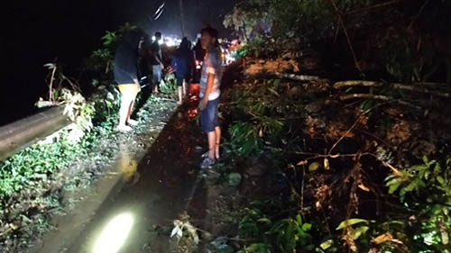 Doto screenshoot, longsor ji jalan Trans Sulawesi, tepatnya di Desa labanu, kecamatan Tibawa, Kabupaten Gorontalo.