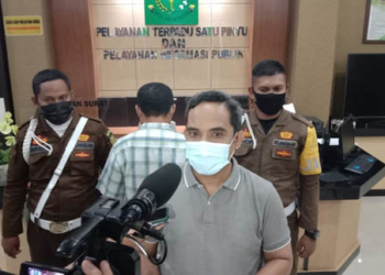 Kepala Seksi Penerangan Hukum, Kejati Gorontalo, Mohammad Kasad saat memberikan keterangan kepada awak media.