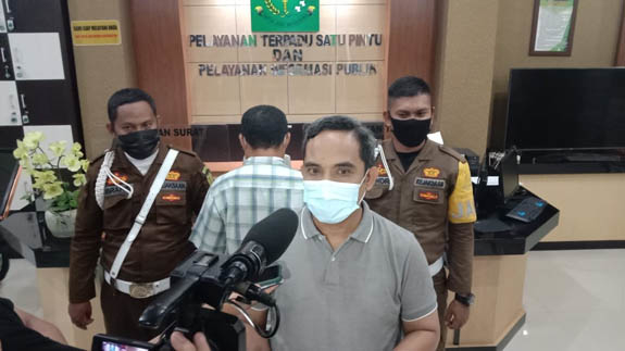 Kepala Seksi Penerangan Hukum, Kejati Gorontalo, Mohammad Kasad saat memberikan keterangan kepada awak media.