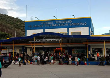 Aktifitas ramai penumpang di pelabuhan penyeberangan Gorontalo. Foto: Lukman Polimengo/mimoza.tv.