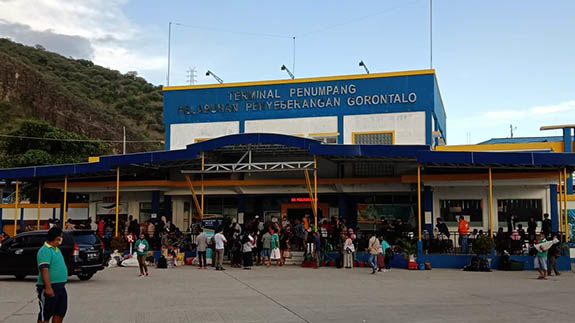 Aktifitas ramai penumpang di pelabuhan penyeberangan Gorontalo. Foto: Lukman Polimengo/mimoza.tv.
