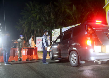 Aparat melakukan pemeriksan setiap kendaraan yang melintas di pos perbatasan antara Provinsi Gorontalo dan Sulawesi Utara.