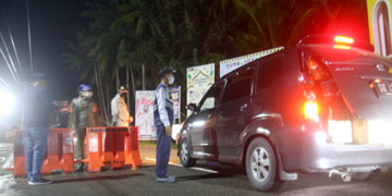 Aparat melakukan pemeriksan setiap kendaraan yang melintas di pos perbatasan antara Provinsi Gorontalo dan Sulawesi Utara.