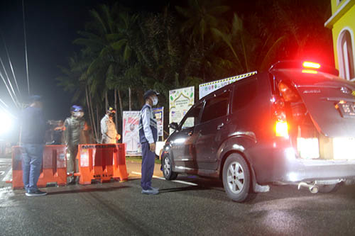 Aparat melakukan pemeriksan setiap kendaraan yang melintas di pos perbatasan antara Provinsi Gorontalo dan Sulawesi Utara.