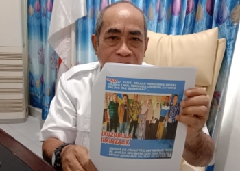 Anggota DPRD Provinsi Gorontalo, Adhan Dambea menunjukan cetakan gambar yang diunggah melalui WhatsApp Grup. Tulisan dalam gambar itu dianggap Adhan menyerang pribadinya.