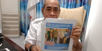 Anggota DPRD Provinsi Gorontalo, Adhan Dambea menunjukan cetakan gambar yang diunggah melalui WhatsApp Grup. Tulisan dalam gambar itu dianggap Adhan menyerang pribadinya.