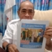 Anggota DPRD Provinsi Gorontalo, Adhan Dambea menunjukan cetakan gambar yang diunggah melalui WhatsApp Grup. Tulisan dalam gambar itu dianggap Adhan menyerang pribadinya.