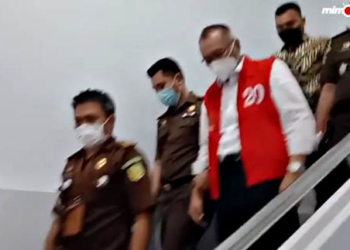 Tim penyidik Kejaksaan Tinggi (Kejati) Gorontalo resmi melimpahkan tersangka mantan Kepala Kantor Wilayah (Kakanwil) BPN Gorontalo, Gabriel Triwibawa (rompi merah) ke kejaksaan Negeri (Kejari) Kabupaten Gorontalo, Senin (14/6/2021)