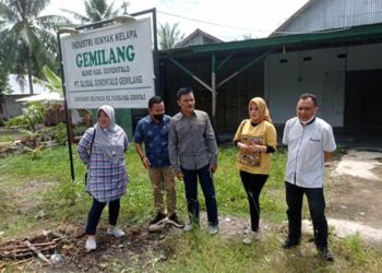 Anggota Komisi II DPRD Kabupaten Gorontalo (Kabgor) saat mengadakan inspeksi ke pengelolaan minyak kelapa Gemilang yang berada dibawah naungan Badan Usaha Milik Daerah (BUMD) PT. Global Gorontalo Gemilang, Rabu (23/6/2021). Foto: Event Makanoneng/Kronologi.id