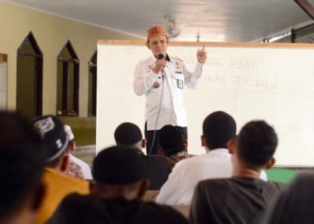 Kasdin Lato, saat memberikan materi pada kelas Character Bulidding dan Motivasi kepada warga binaan di Lapas Kelas II Gorontalo.