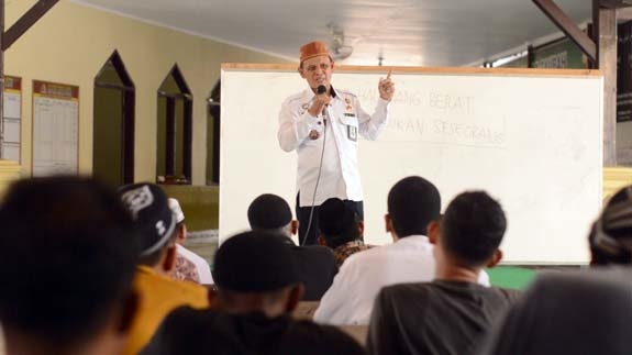 Kasdin Lato, saat memberikan materi pada kelas Character Bulidding dan Motivasi kepada warga binaan di Lapas Kelas II Gorontalo.