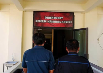 Wakil Ketua DPRD kabupaten Gorontalo, Roman Nasaru, menjalani pemeriksaan di Polda Gorontalo, Selasa (8/6/2021). Foto: butota.id