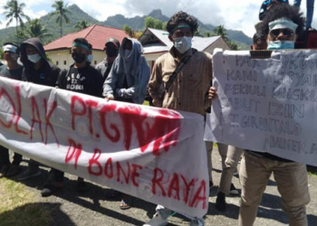 Aksi warga yang menokak hehadiran aktifitas tambang di Bone Raya. Foto: Istimewa.