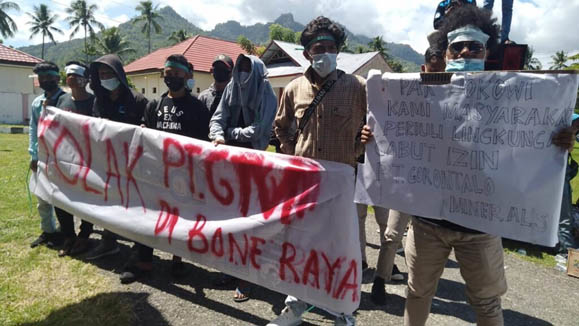 Aksi warga yang menokak hehadiran aktifitas tambang di Bone Raya. Foto: Istimewa.