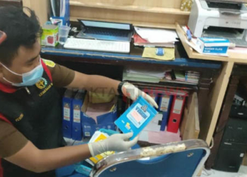 Tim Penyidik Kejari Boalemo saat melakukan penggeledahan di Kantor BKAD Boalemo, Senin (23/8/2021) Foto: Arif/Faktanews.