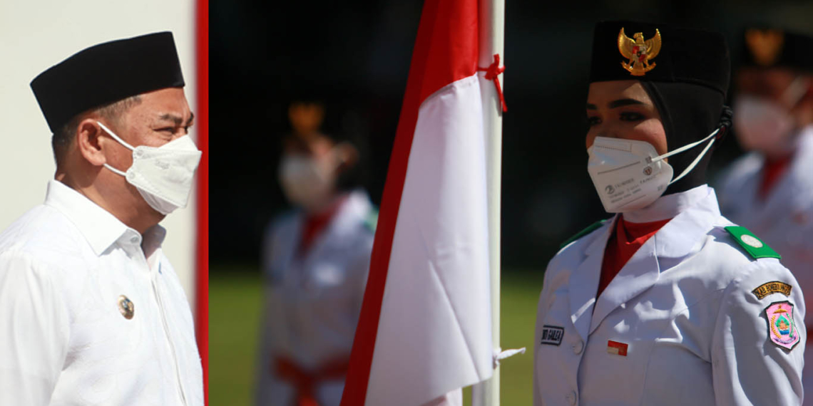 Bupati Bone Bolango, Hamim Pou, saat mengukuhkan 8 orang anggota Pasukan Pengibar Bendera Pusaka (PASKIBRAKA)  di halaman Kantor Bupati Bone Bolango, Senin (16/8/2021). Foto: Adiwinata Solihin.