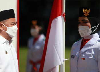 Bupati Bone Bolango, Hamim Pou, saat mengukuhkan 8 orang anggota Pasukan Pengibar Bendera Pusaka (PASKIBRAKA)  di halaman Kantor Bupati Bone Bolango, Senin (16/8/2021). Foto: Adiwinata Solihin.