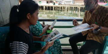 Petugas dari BPJS Kesehatan Boalemo tengah memberikan sosialisasi JKN Mobile bagi warga pesisir di Desa Bajo, Kecamatan Tilamuta. (Foto: Lukman Polimengo/mimoza.tv)