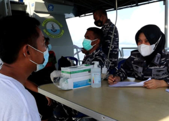 Sejumlah personil TNI AL Lanal Gorontalo mengadakan serbuan vaksinasi menggunakan KAL Limboto, bagi warga pesisir d Desa Molotabu, Kecamatan Kabila Bone, Kabupaten Bone Bolango, Sabtu (28/8/2021).