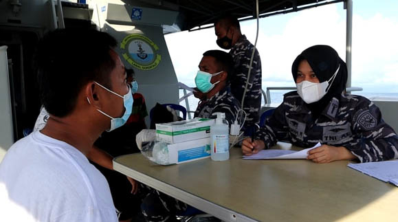 Sejumlah personil TNI AL Lanal Gorontalo mengadakan serbuan vaksinasi menggunakan KAL Limboto, bagi warga pesisir d Desa Molotabu, Kecamatan Kabila Bone, Kabupaten Bone Bolango, Sabtu (28/8/2021).
