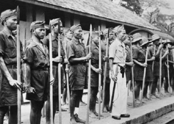 Pejuang Indonesia dengan senjata bambu runcing. FOTO: Istimewa.