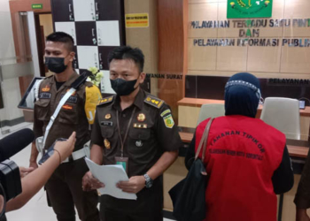 Asisten Intelijen Kejaksaan Tinggi Gorontalo, Otto Sompotan, saat memberikan keterangan pers terkait dengan penangkapan buron kasus pengadaan SIM di RS Aloe Saboe.