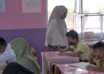Proses belajar mengajar secara tatap muka dibuka di sejumlah sekolah di Kabupaten Gorontalo, Rabu (1/9/2021). Meski kegiatan belajar mengajar itu menerapkan protokol kesehatan yang ketat, namun saja hal itu disambut antusias dari para siswa.