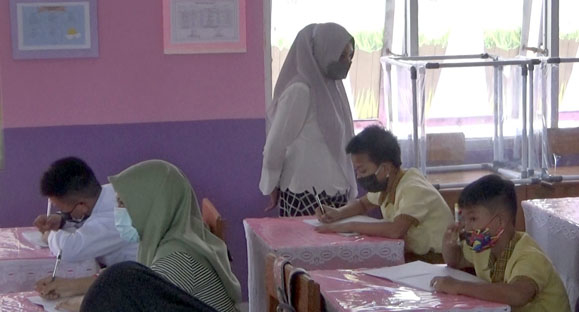 Proses belajar mengajar secara tatap muka dibuka di sejumlah sekolah di Kabupaten Gorontalo, Rabu (1/9/2021). Meski kegiatan belajar mengajar itu menerapkan protokol kesehatan yang ketat, namun saja hal itu disambut antusias dari para siswa.