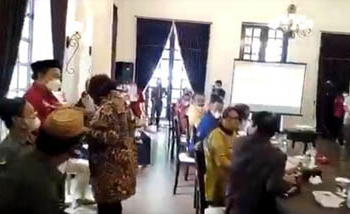 Tangkapan layar Menteri Sosial, Tri Rismaharini marah kepada salah seorang pegawai Dinas Sosial saat dirinya memimpin rapat yang digelar di salah satu restoran di Kota Gorontalo, Kamis (30/9/21).