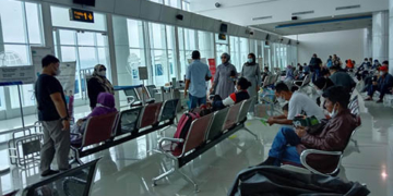 Suasana di ruang tunggu Bandara Djalaludin Gorontalo. Foto: Lukman Polimengo.