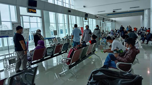 Suasana di ruang tunggu Bandara Djalaludin Gorontalo. Foto: Lukman Polimengo.