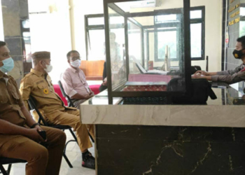 Bupati Kabupaten Pohuwato, Saipul A Mbuinga bersama tim kuasa hukumnya, melaporkan pihak Indomaret terkait pencatutan namanya dalam undangan pembukaan gerai tersebut di Kecamatan Buntulia, Selasa (30/12/2021). Foto: faktamews.