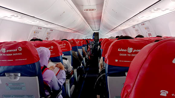 Suasana dalam kabin pesawat salah satu maskapai. Foto: Lukman P/mimoza.tv.