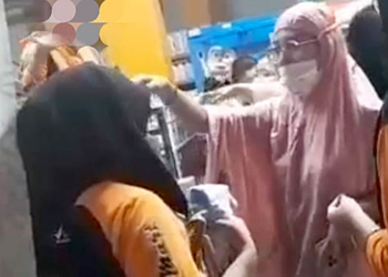Pemilik salah satu toko yang berada di Gorontalo Utara melakukan pemeriksaan terhadap karyawannya. Dari pemeriksaan itu sang pemilik mendapatkan uang yang disembunyikan oleh salah satu karyawati di dalam jilbab. Foto: Tangkapan layar.