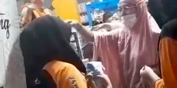 Pemilik salah satu toko yang berada di Gorontalo Utara melakukan pemeriksaan terhadap karyawannya. Dari pemeriksaan itu sang pemilik mendapatkan uang yang disembunyikan oleh salah satu karyawati di dalam jilbab. Foto: Tangkapan layar.