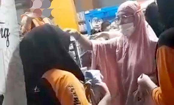 Pemilik salah satu toko yang berada di Gorontalo Utara melakukan pemeriksaan terhadap karyawannya. Dari pemeriksaan itu sang pemilik mendapatkan uang yang disembunyikan oleh salah satu karyawati di dalam jilbab. Foto: Tangkapan layar.