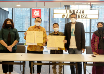 Widjayanto, Direktur Operasi LinkAja bersama dengan  Nelson Pomalingo,  Bupati Gorontalo, berfoto bersama setelah melakukan penandatangan MoU kerja sama.