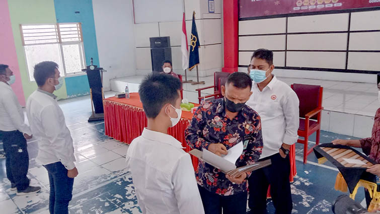 Kasdin Lato selaku Plh Kalapas, juga Kasi Binadik Lapas Kelas IIA Gorontalo menyerahkan SK remisi khusus keagamaan, Sabtu (25/12/2021). Foto: Lukman Polimengo.