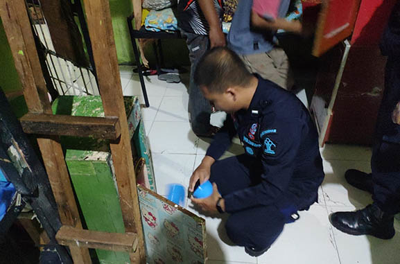 Mengantisipasi gangguan keamanan menjelang Natal dan Tahun Baru (Nataru), Lembaga Pemasyarakatan Kelas IIA Gorontalo melakukan penggeledahan di kamar Warga Binaan Pemasyarakatan (WBP), Selasa (21/12/2021) malam.