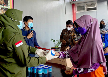 Tim Satuan Operasional Kepatuhan Internal (Satopspatnal) Divisi Pemasyatakatan Gorontalo dampingi Tim Satgas Kamtib dalam pelaksaan tes urin bagi Narapidana Lapas Perempuan Kelas III Gorontalo, Jumat (24/12/2021). Dalam kegiatan tersebut, sebanyak 14 Orang Narapidana dengan kasus narkoba dilakukan tes dengan hasil semuanya negatif. Lukman Polimengo.