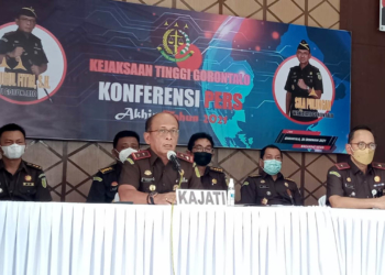 Kepala Kejaksaan Tinggi Gorontalo, Risal Nurul Fitri bersama jajarannya saat menggelar press rilis akhir tahun.
